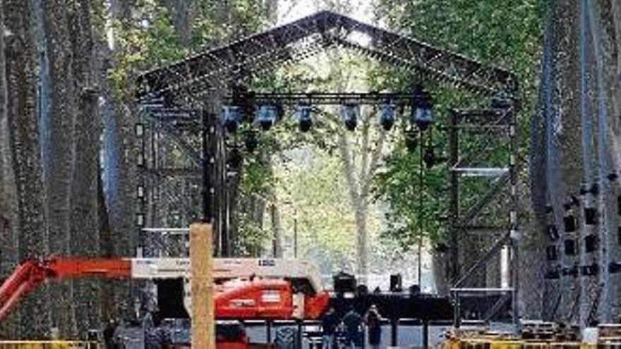 El muntatge de l&#039;escenari del festival «Escape in the park» en una zona de la Devesa