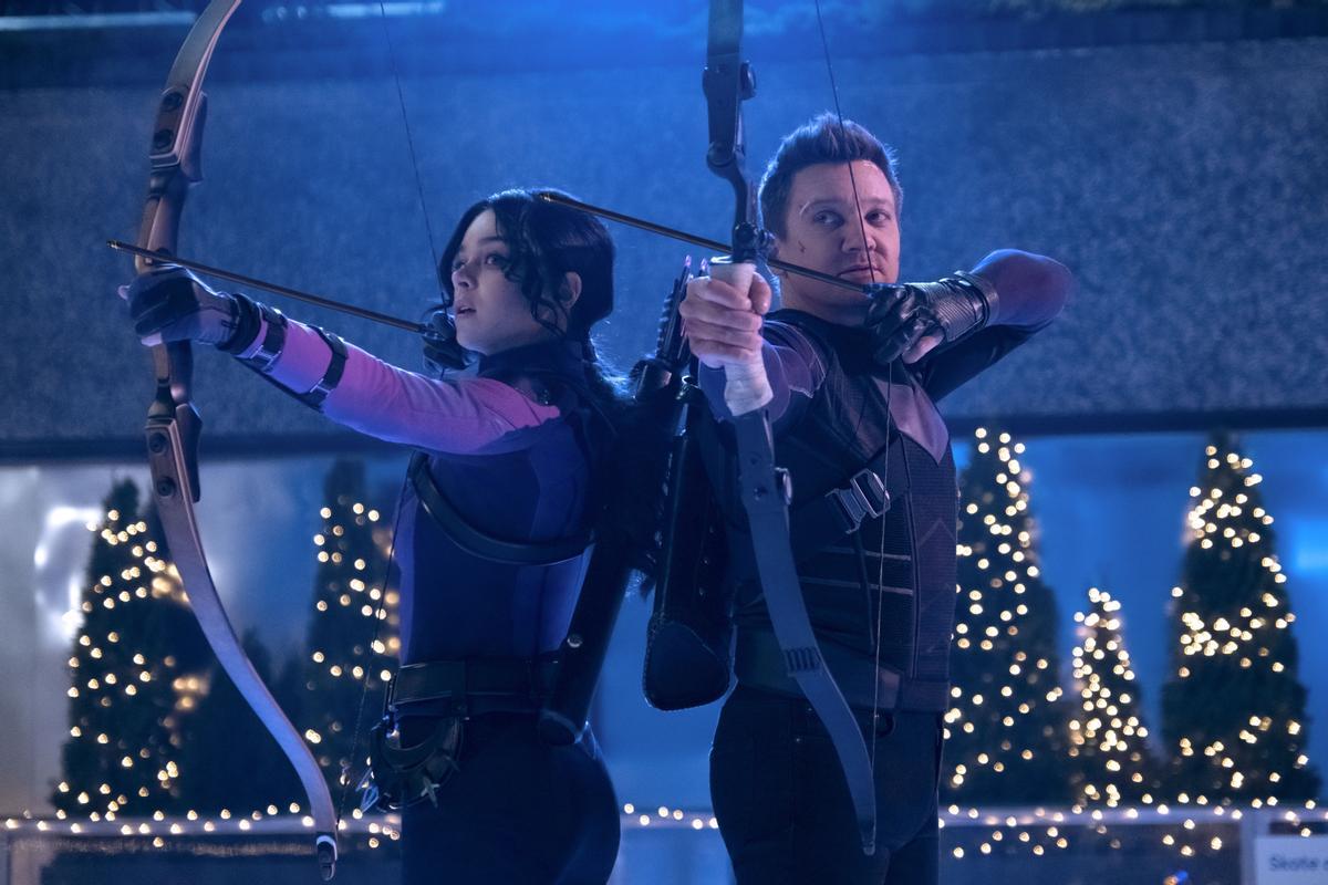 Hailee Steinfeld (Kate Bishop) y Jeremy Renner (Clint Barton) en 'Ojo de Halcón'.