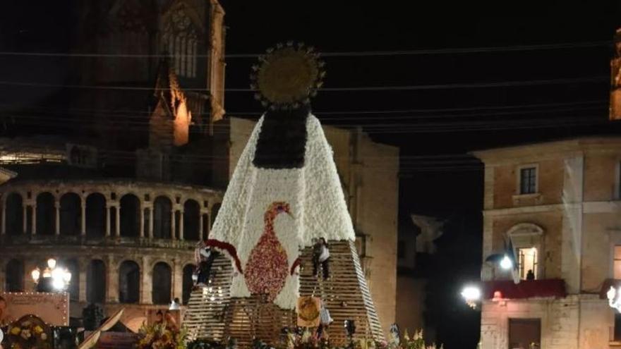 El manto de la Virgen durante la Ofrenda de 2022