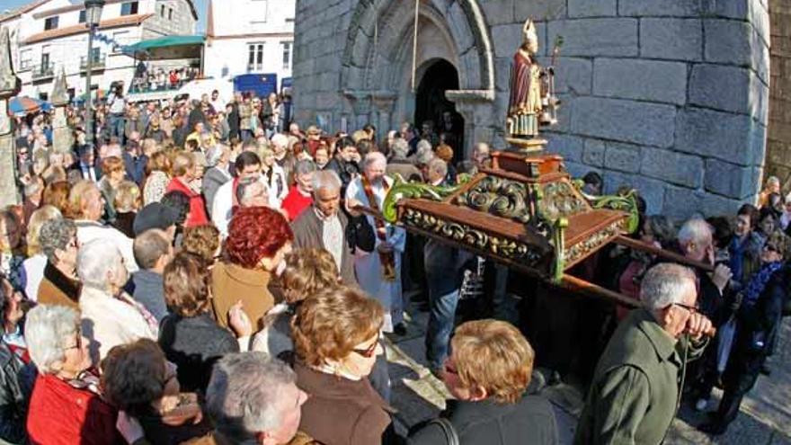 Los devotos portan a San Blas, en el momento en que la procesión sale de la Iglesia. //  Marta G. Brea