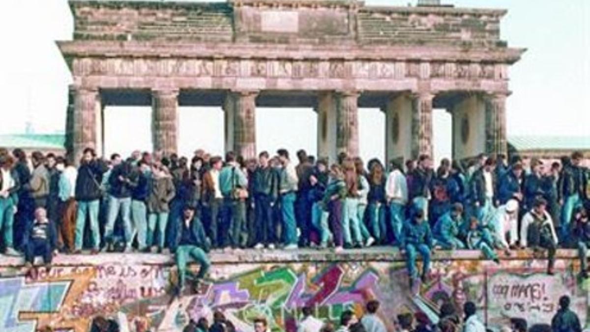 Alemanes orientales, enel muro de Berlín, antela puerta de Brandeburgo.