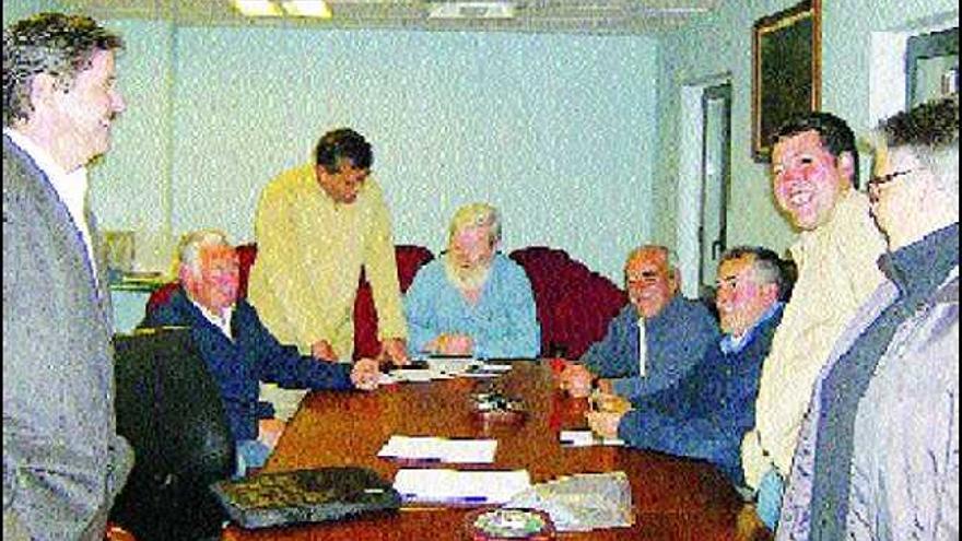 Rodríguez Nuño -izquierda-, durante la reunión del Consejo Regulador del Gamonéu en Benia.