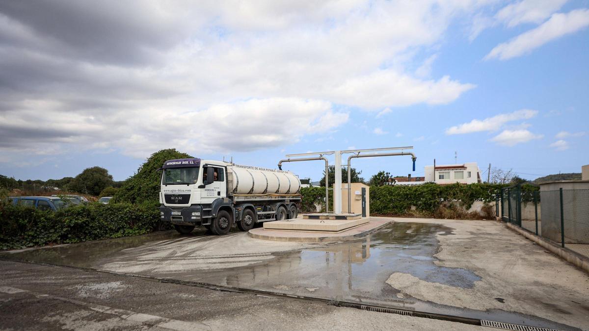 Surtidores de agua de la desaladora de Santa Eulària, donde se abastecen los camiones de agua