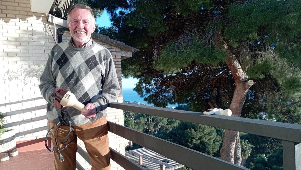 Benjamín Fernández, esta semana en su casa de Málaga, con un modelo antiguo de secador de mano.