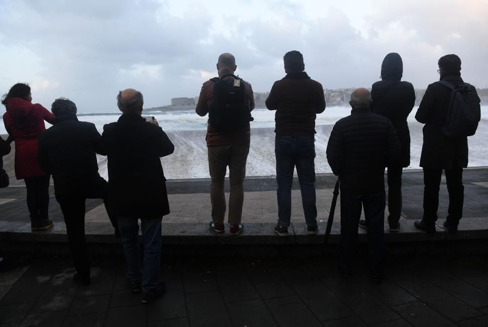 El temporal con alerta roja en el mar deja olas de más de once metros y árboles caídos.