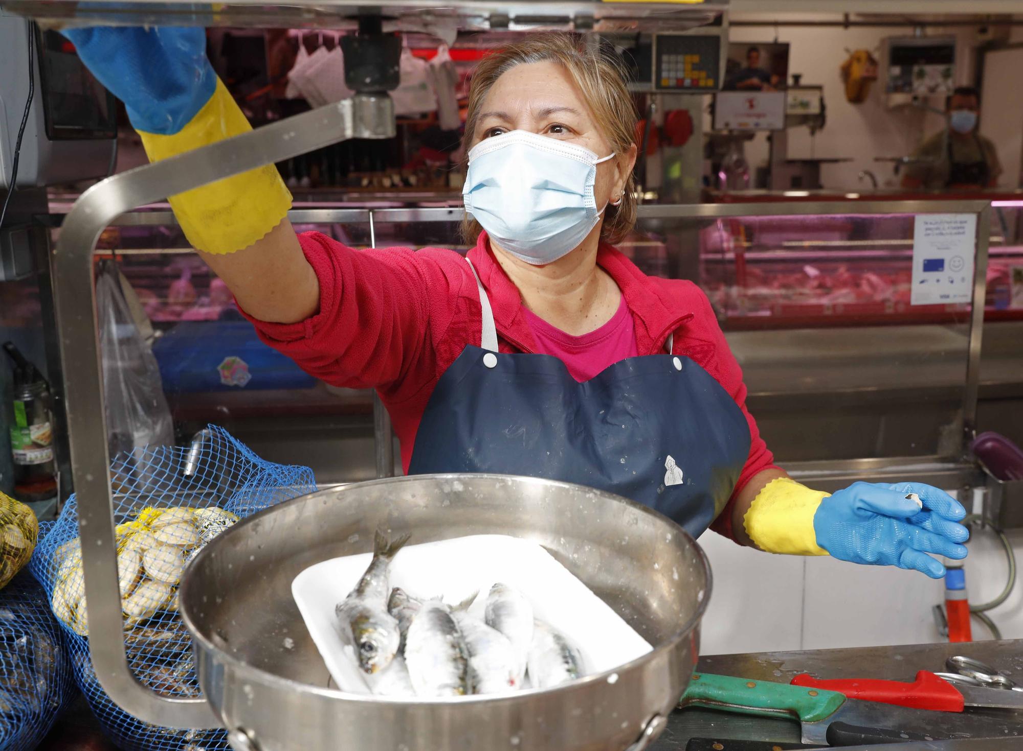 Noche de San Juan, día de sardinas en el mercado de Teis