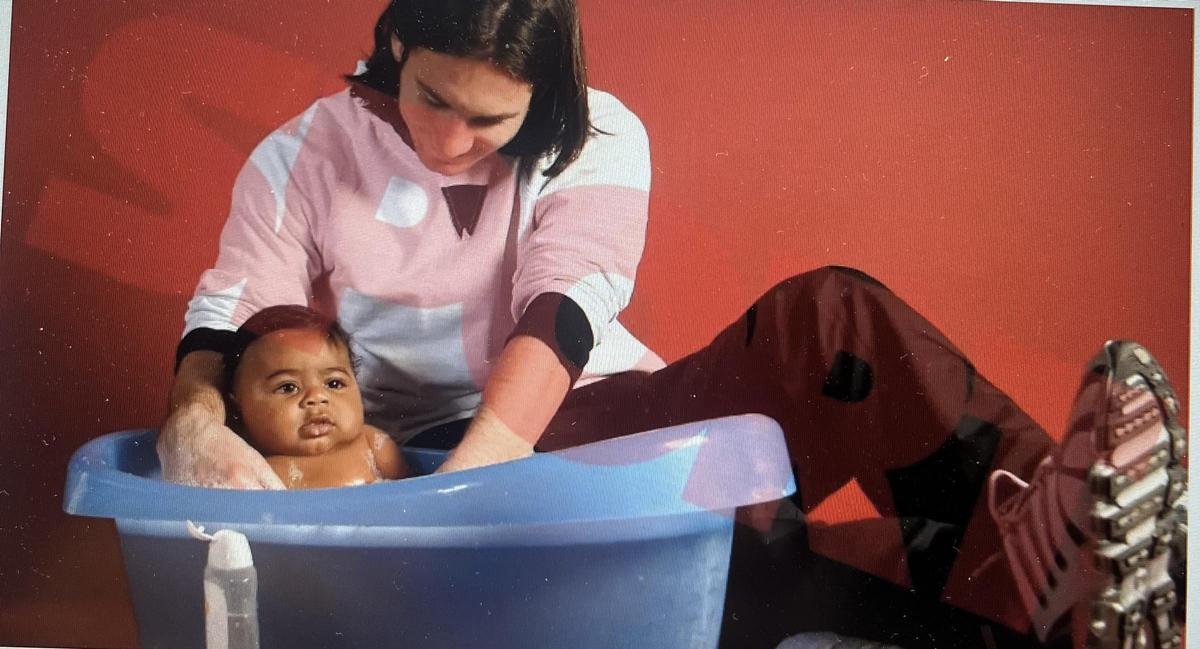 Leo Messi baña a Lamine Yamal, en la famosa fotografía de Joan Monfort.