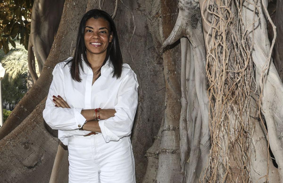 Yaissel Sánchez, en el centro de la ciudad de laAlicante, tras la entrevista. pilar cortés |