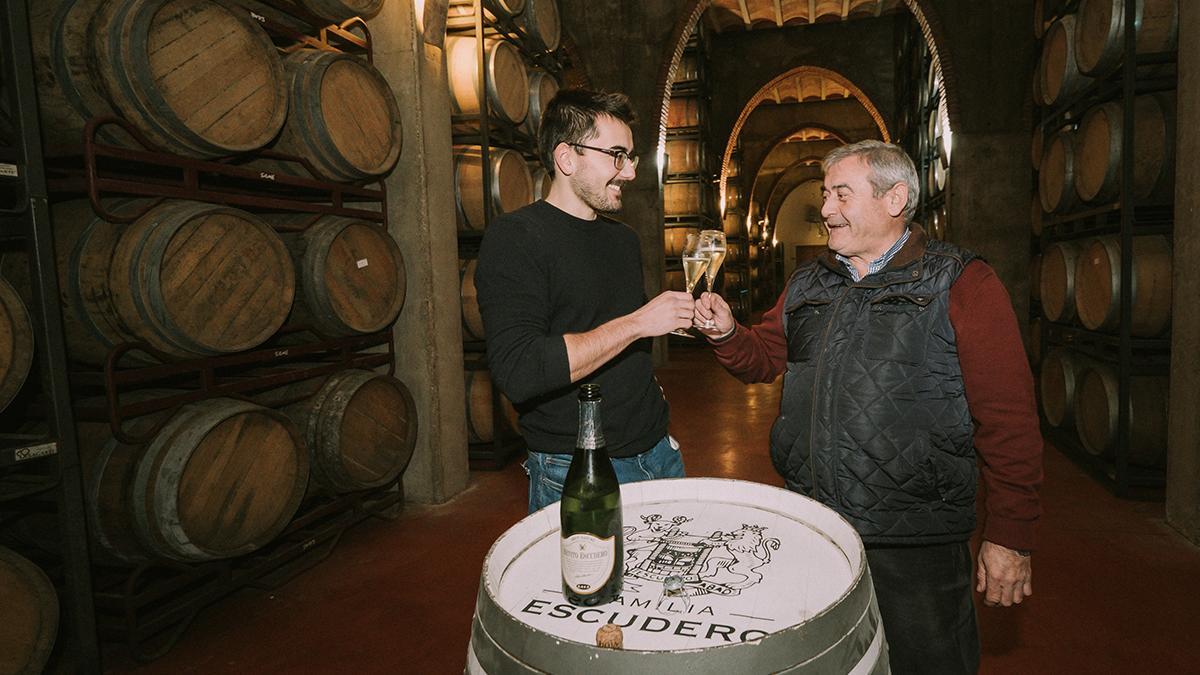 Juan i Amador Escudero al celler. Brindis entre generacions a la sala de botes.