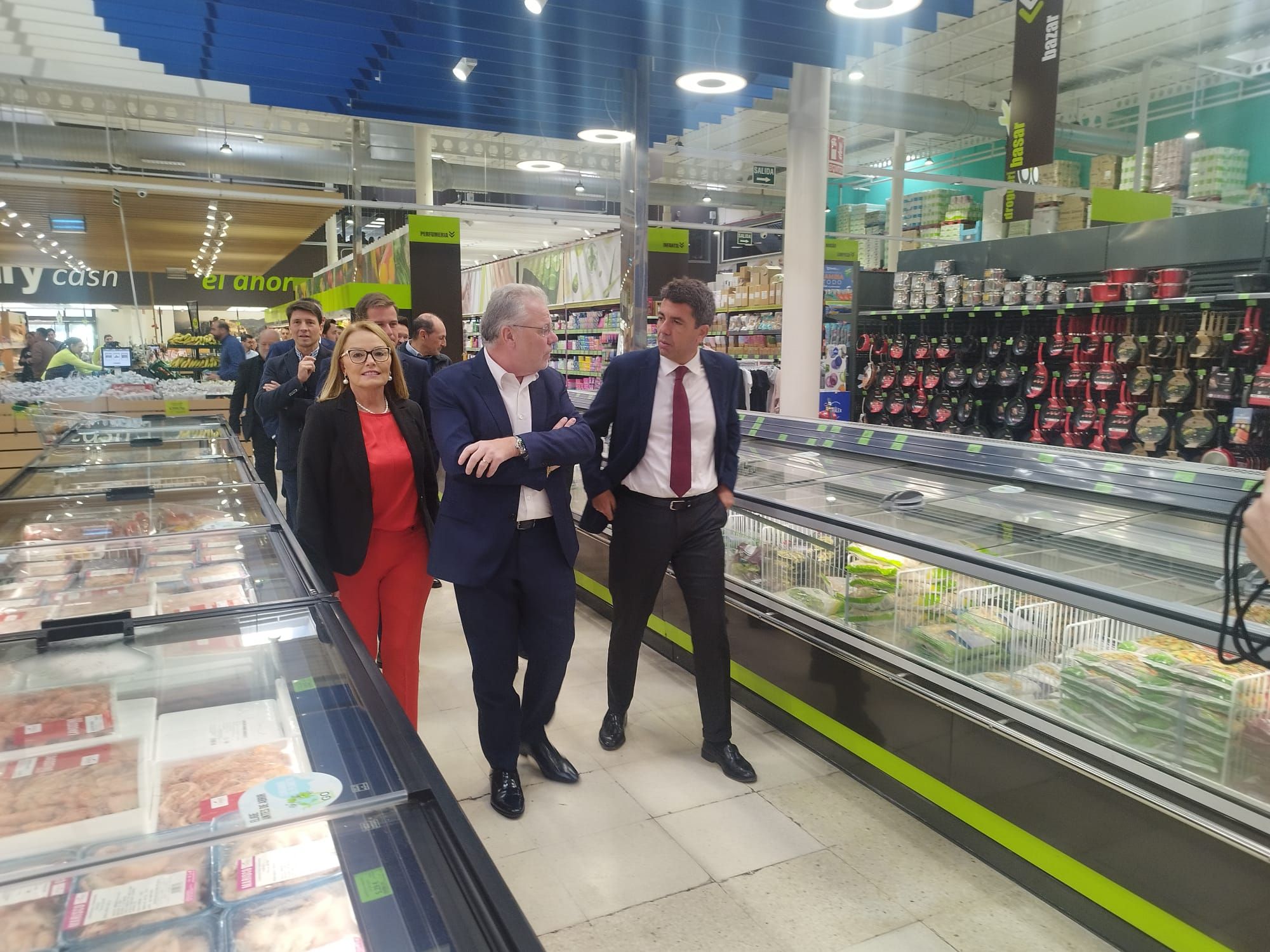 Carlos Mazón visita las instalaciones de Family Cash en Xàtiva