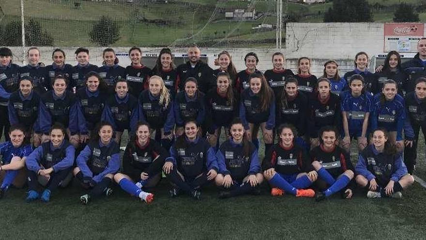 Las jugadoras y los técnicos de las selecciones femeninas asturianas sub-15 y sub-17, en Roces.