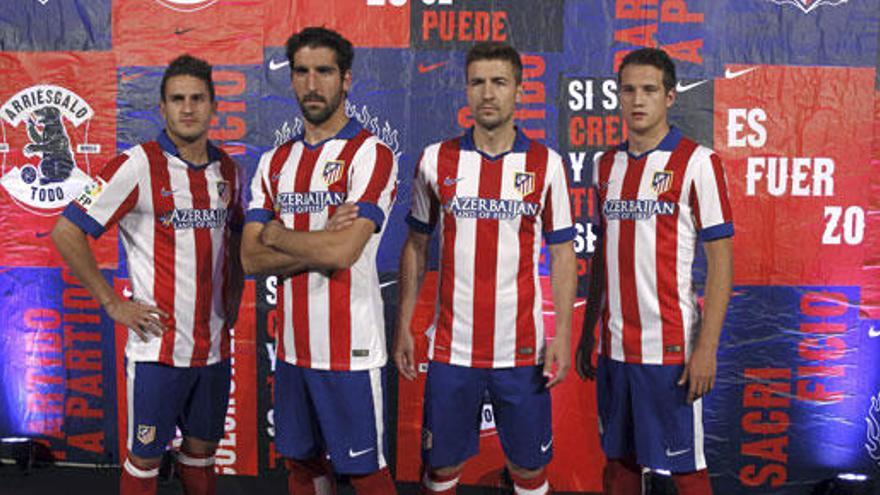 Jugadores del Atlético con la nueva camiseta.