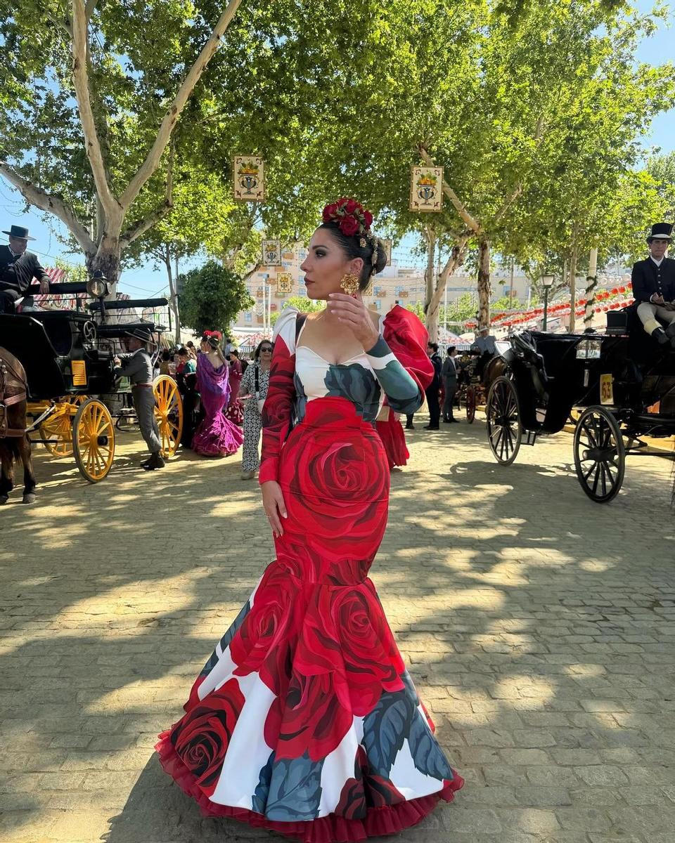 Margarita de Guzmán Luque (@invitadaideal) con vestido de Rosa Pedroche y accesorios de Carmen Sánchez de Ventura
