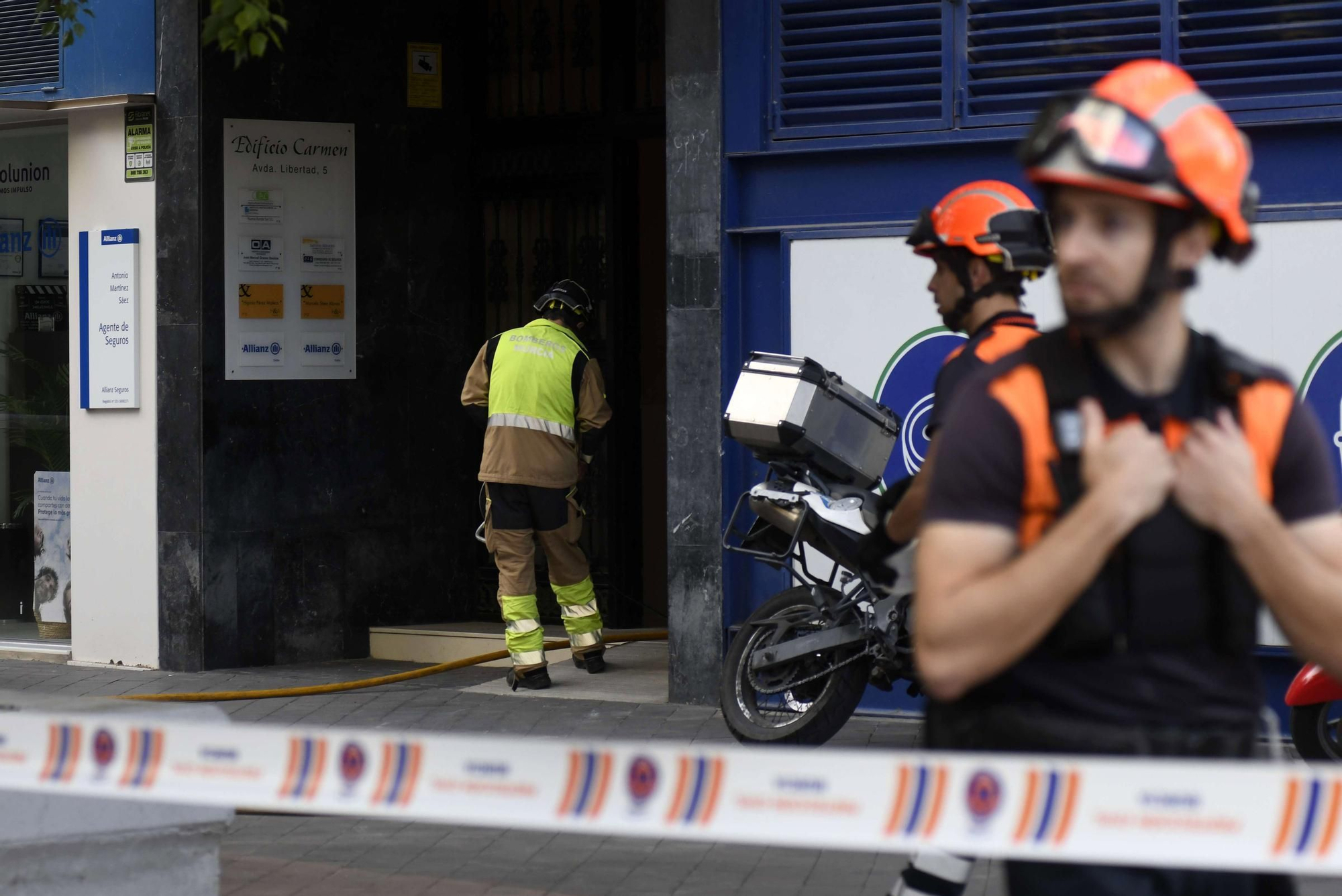 El incendio de un edificio en la Plaza Condestable, en imágenes