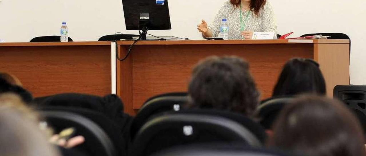 Ana Eiras ofreció una conferencia ante una veintena de asistentes. // Bernabé/Javier Lalín