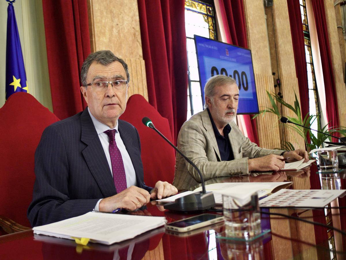José Ballesta preside el Pleno de organización de la Corporación