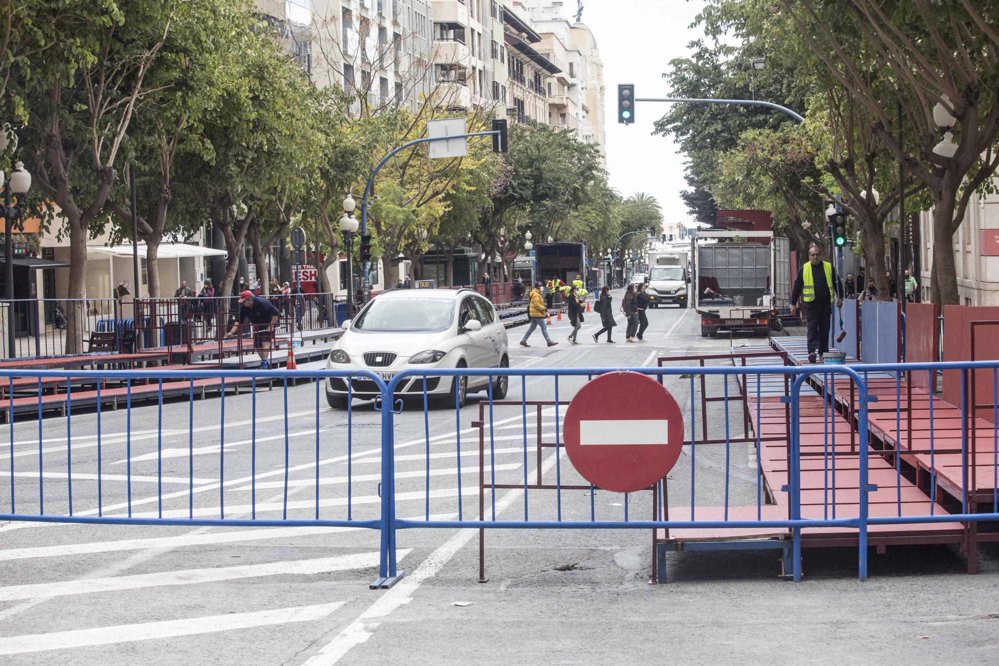 Montaje de la tribuna de Semana Santa en la Rambla de Alicante