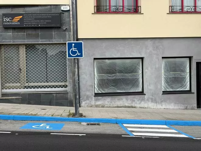 Cambre incorpora dos plazas de estacionamiento para personas con movilidad reducida en O Temple