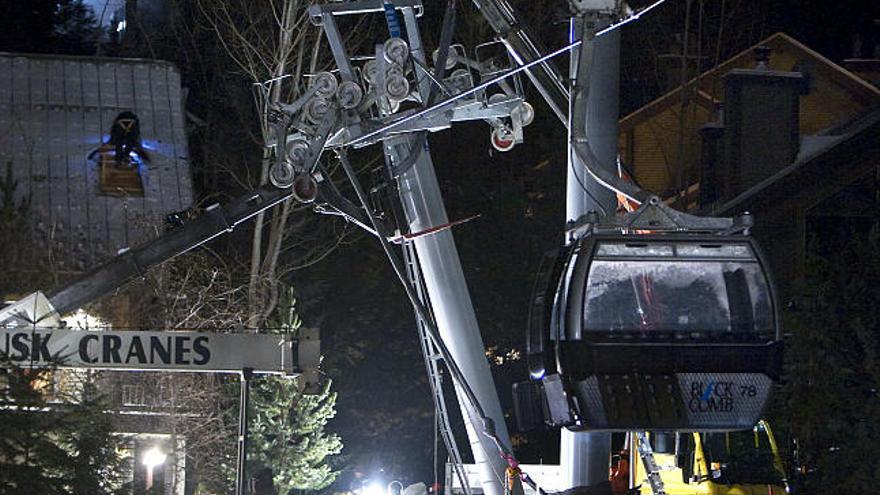 Una de las cabinas accidentadas, tras el rescate.