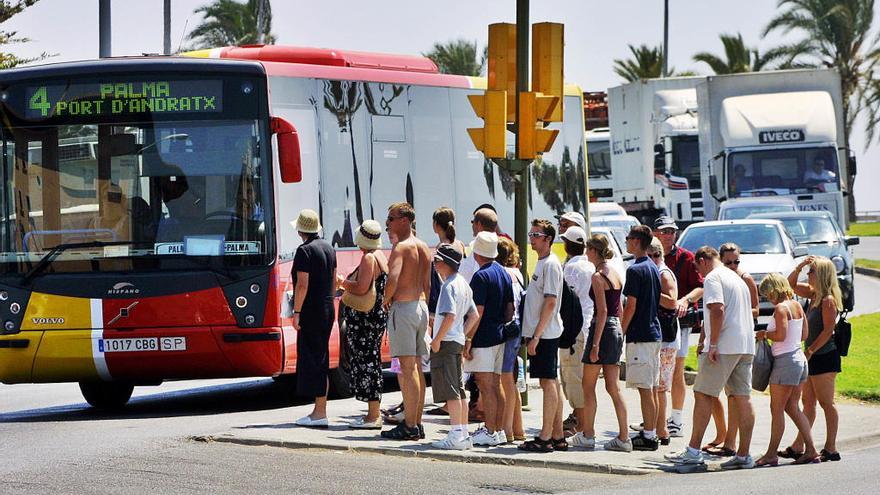 Nein, wir wollen nicht mit dem Bus fahren: Touristen vor einem TIB-Fahrzeug.