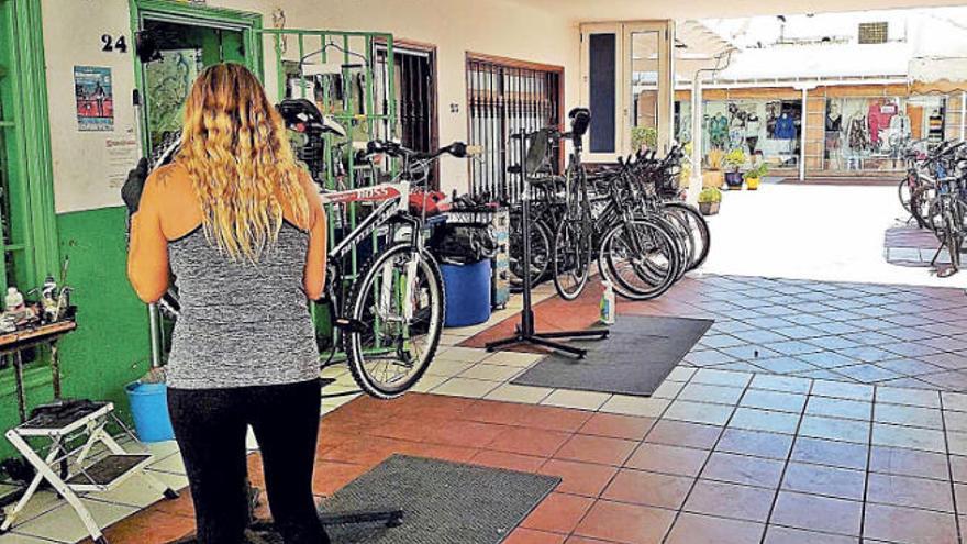 Negocio de alquiler de bicicletas, ayer, al que acudió Rachid el pasado jueves a pedir auxilio tras haber sido apuñalado.