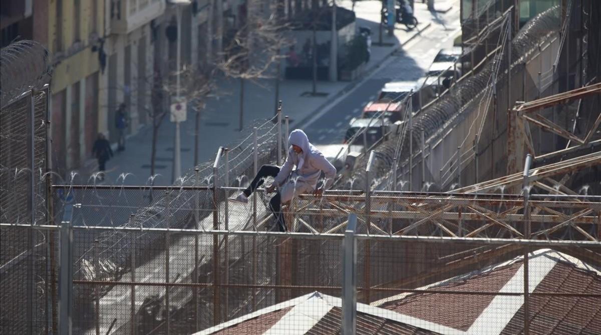 jgblanco37667388 barcelona 14 03 2017 un preso se sube al tejado de la modelo170314144654