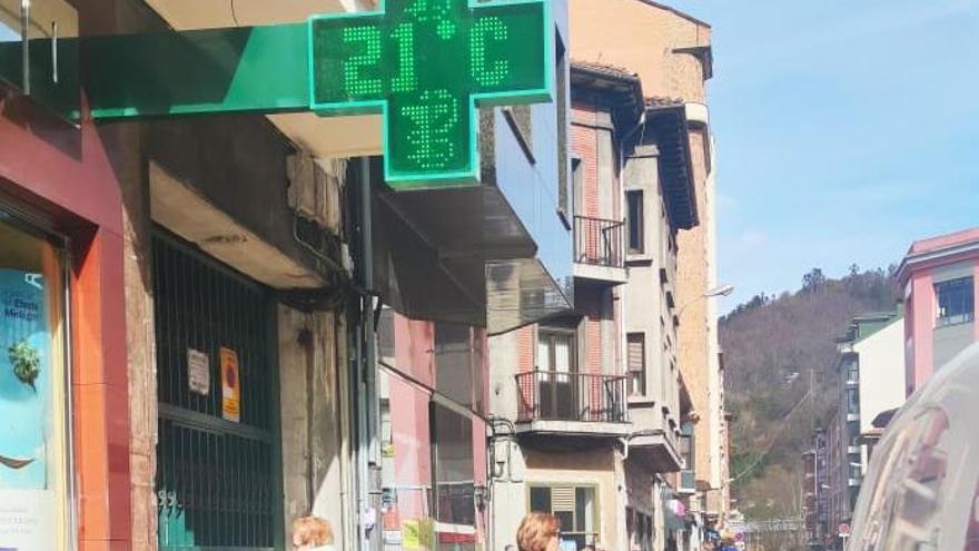 Un termómetro alcanza los 21 grados esta mañana, en Mieres.