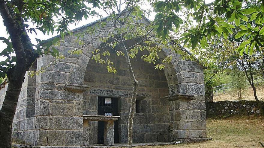 Fachada de la iglesia, realizada toda en piedra