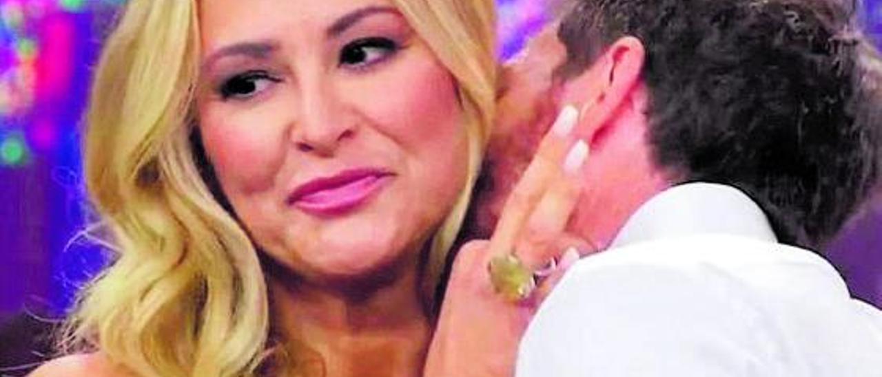 El beso en el cuello de Motos a Anastacia que fue muy criticado en las redes.   | // L.O.