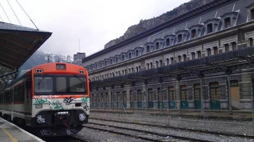 El trayecto de Canfranc a Jaca, en bus por obras en la estación