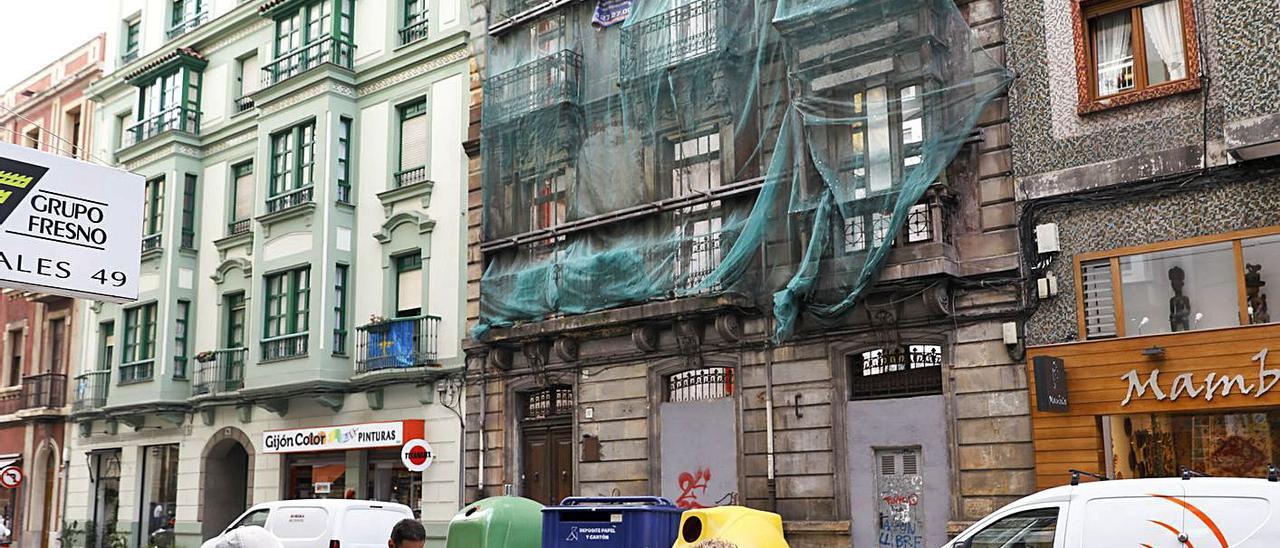 Un edificio de la calle Cabrales que va a ser rehabilitado en breve. | Juan Plaza