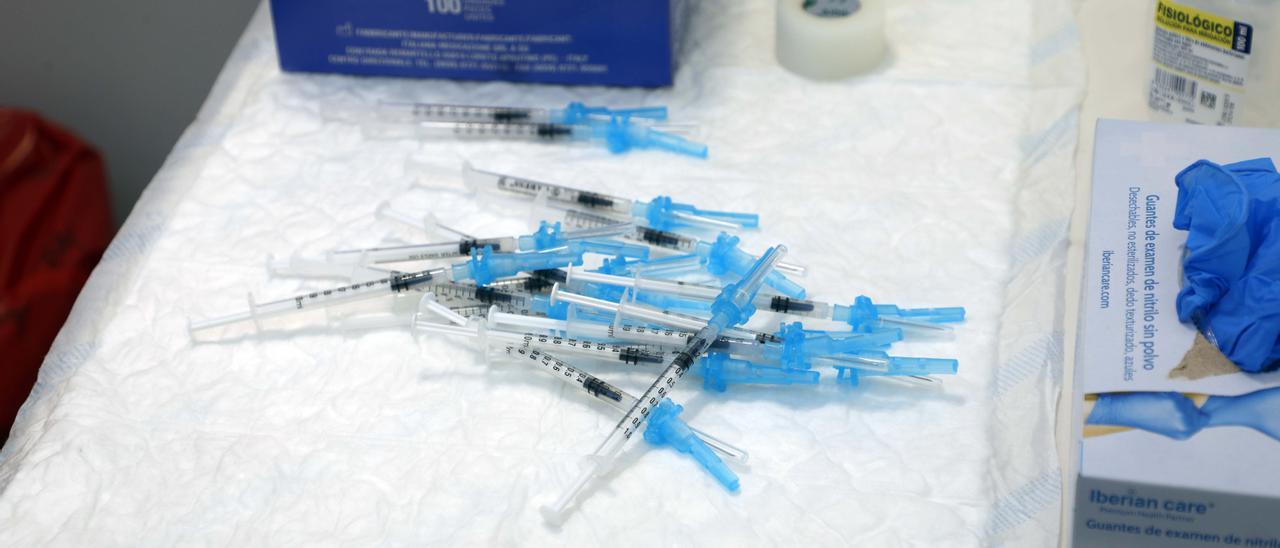 Dosis de refuerzo preparadas en el vacunódromo del M. Príncipe Felipe.