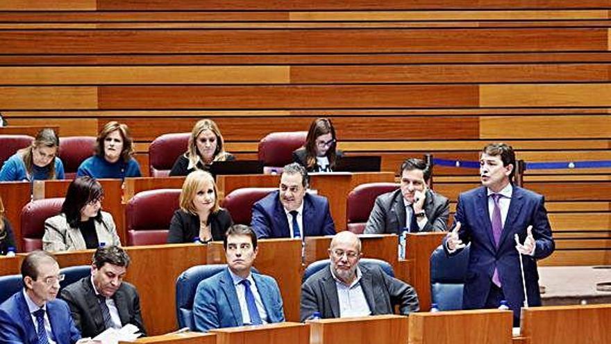 Fernández Mañueco, en un momento de su intervención en el Pleno.