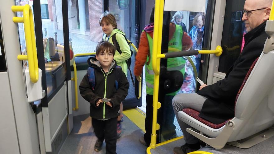 Manresa promou que els infants vagin en bus urbà a l’escola acompanyats de monitors