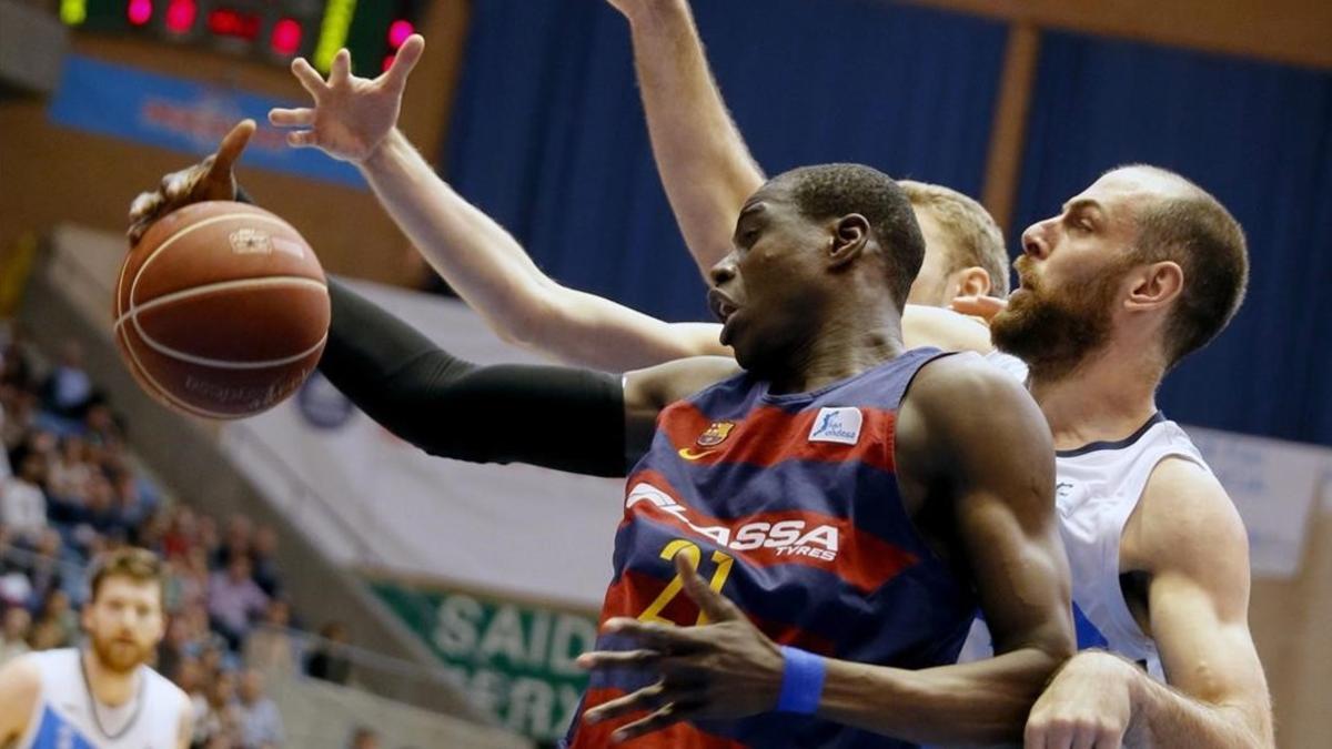 Maric, del Obradoiro, presiona al barcelonista Diagne.