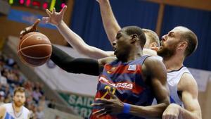 Maric, del Obradoiro, presiona al barcelonista Diagne.