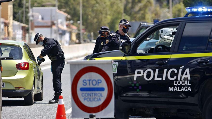 Un control de la Policía Local de Málaga. | ÁLEX ZEA