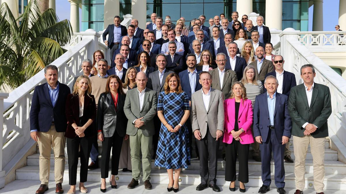 La alcaldesa María José Catalá, en el centro, junto a todos los CEOs de Mapfre en el mundo, ayer en Valencia.