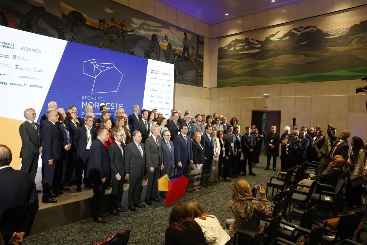 Foto de familia del II Foro del Noroeste, celebrado en Oviedo. Foto de familia del II Foro del Noroeste, celebrado en Oviedo.