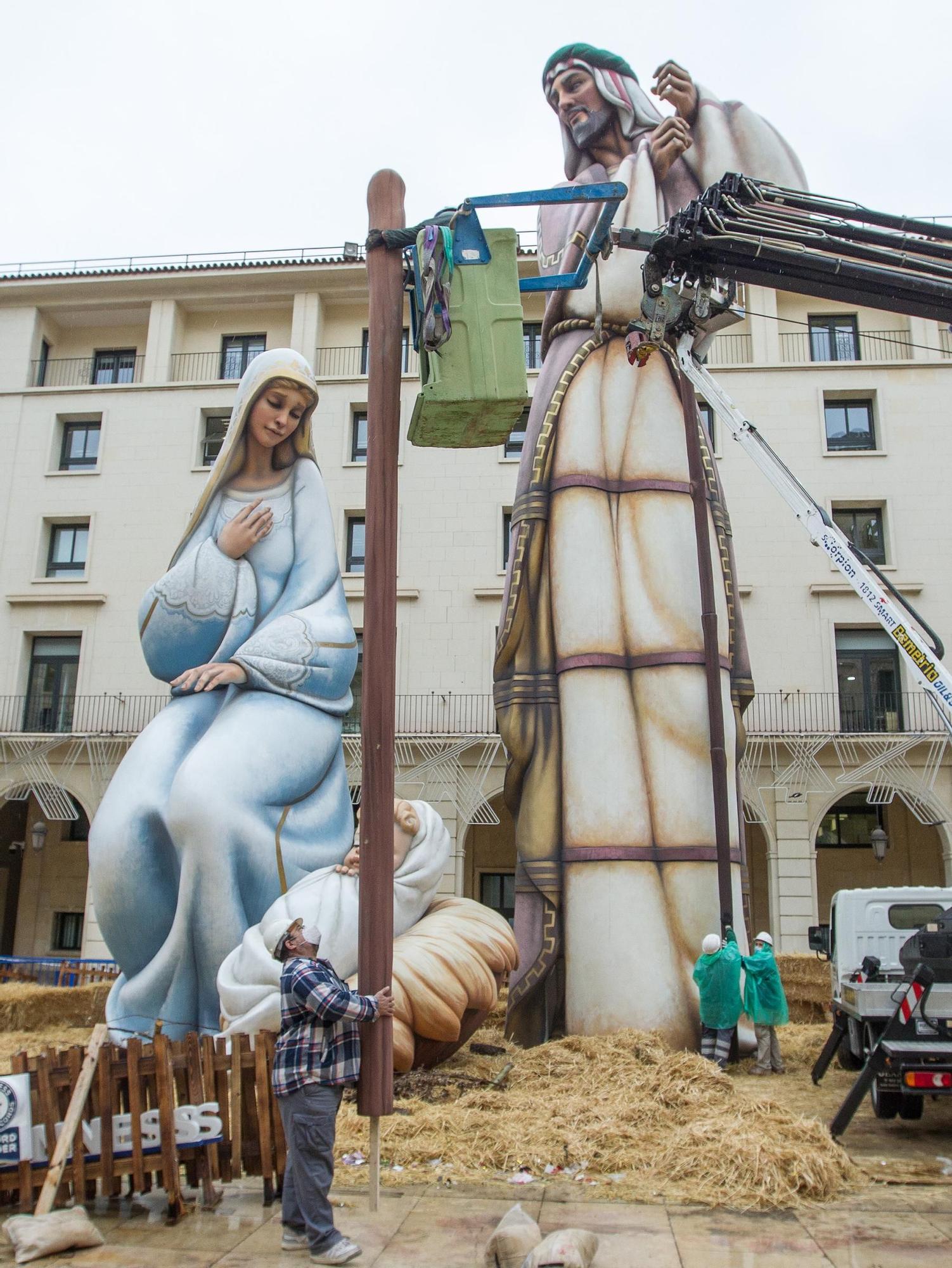 Arranca el desmontaje del Belén Gigante pese a la lluvia en Alicante