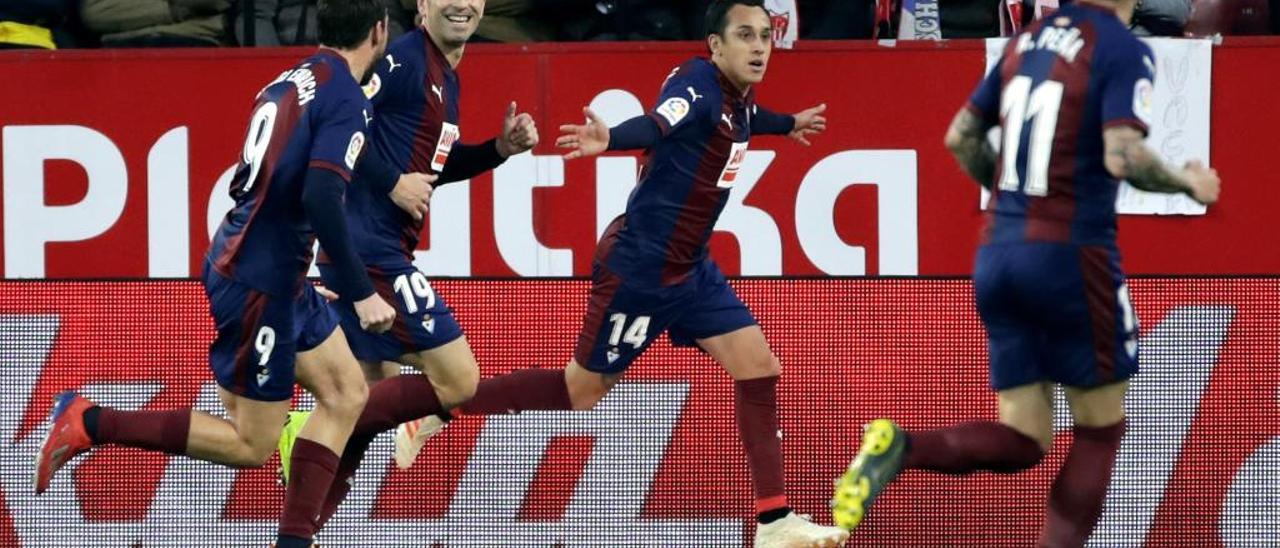 Orellana celebra un gol junto a Charles y otros compañeros del Eibar.