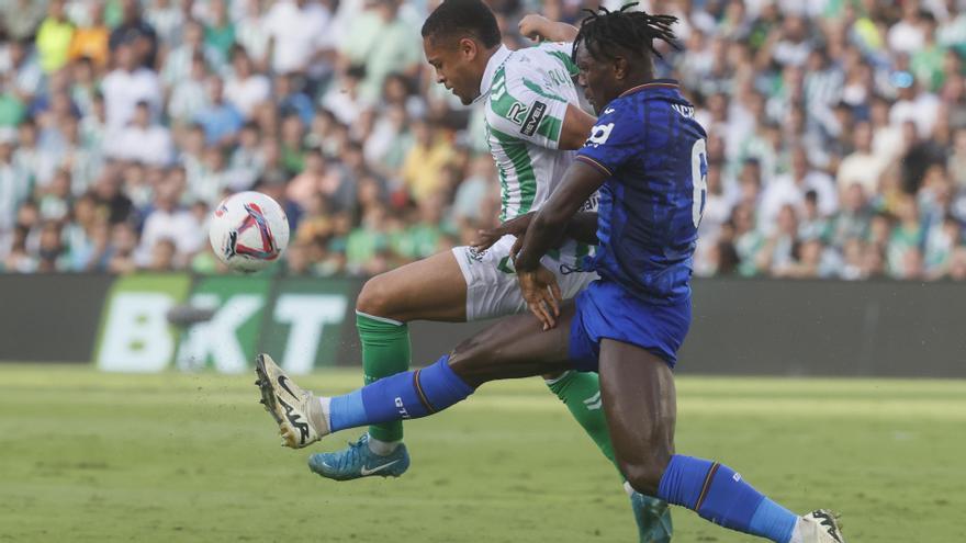 Vitor Roque, delantero del Betis, disputa un balón con Christantus Uche, del Getafe, que ha criticado duramente a los árbitros de LaLiga.