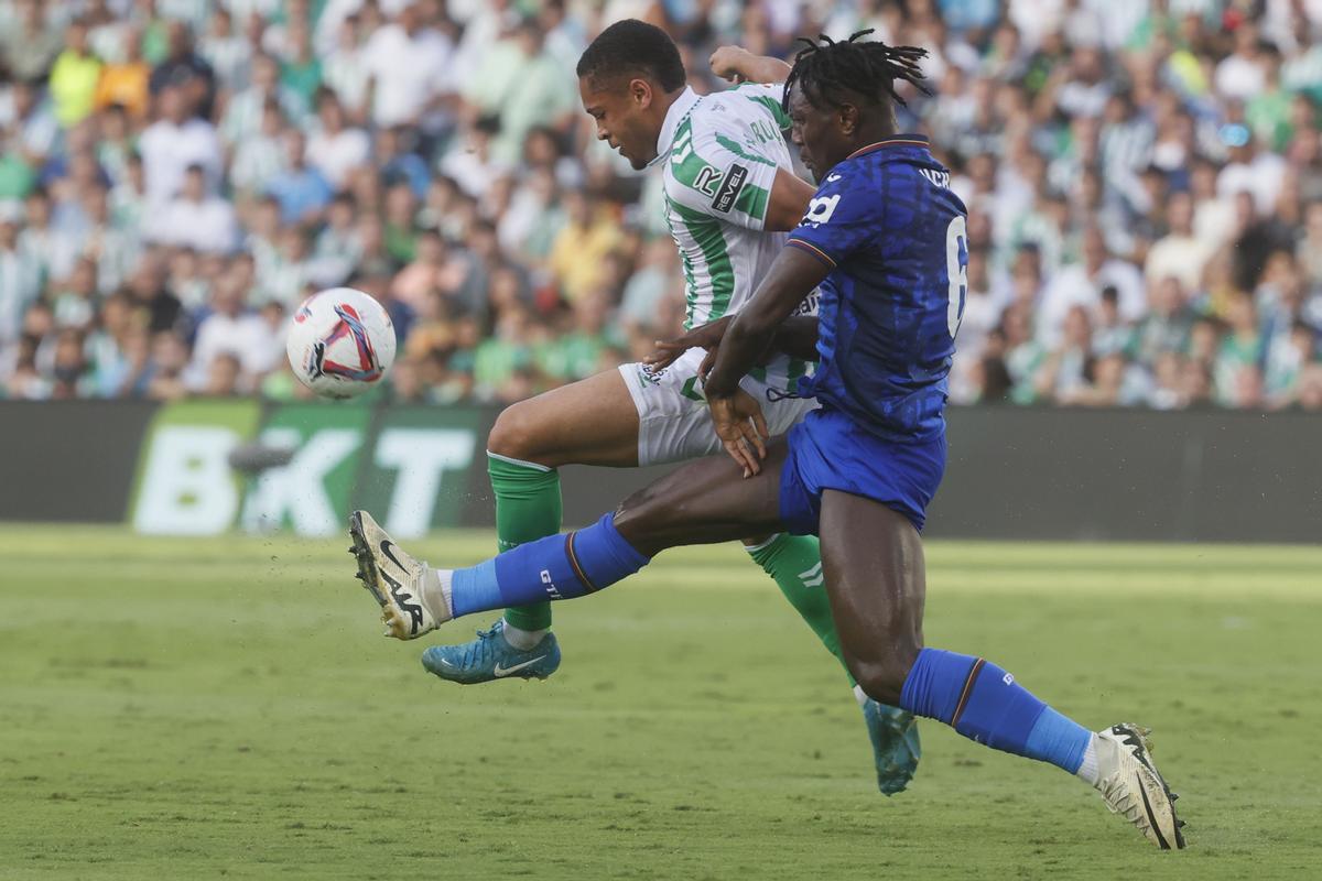 Vitor Roque, delantero del Betis, disputa un balón con Christantus Uche, del Getafe, que ha criticado duramente a los árbitros de LaLiga.