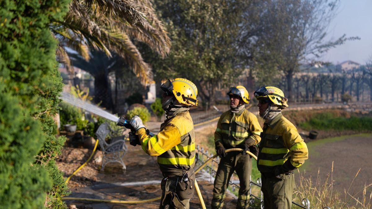 Varios bomberos forestales durante las labores de extinción de un incendio forestal, a 29 de julio de 2026, en Fermoselle, Zamora, Castilla y León (España). Un incendio forestal de nivel 2 ha comenzado en el Parque Natural de los Arribes del Duero, en Fer