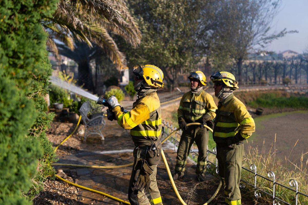Varios bomberos forestales durante las labores de extinción de un incendio forestal, a 29 de julio de 2026, en Fermoselle, Zamora, Castilla y León (España). Un incendio forestal de nivel 2 ha comenzado en el Parque Natural de los Arribes del Duero, en Fer