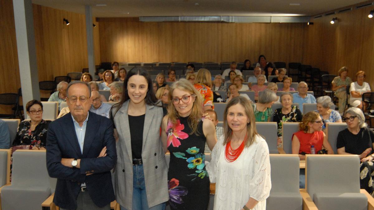 Vanesa García (segunda por la derecha) antes de la charla ofrecida en Lalín.