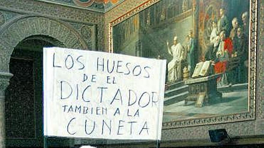 Un hombre exhibe una pancarta en el acto de apoyo a Garzón en Barcelona.