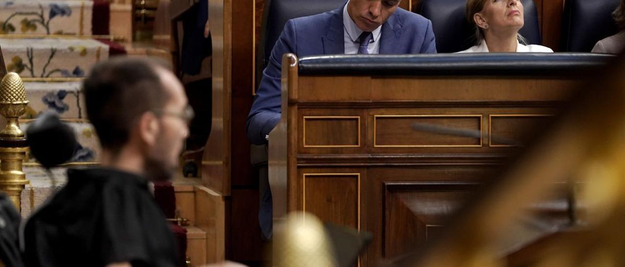 El portavoz de Unidas Podemos, Pablo Echenique, ante Pedro Sánchez y Yolanda Díaz en el Congreso.