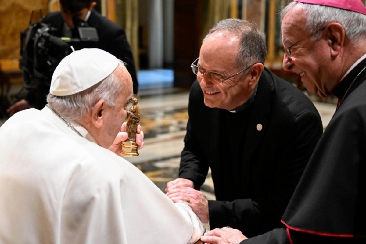 El prior de Lluc Marià Gastalver, junto al obispo Taltavull, entrega una imagen de la Virgen de Lluc al Papa.