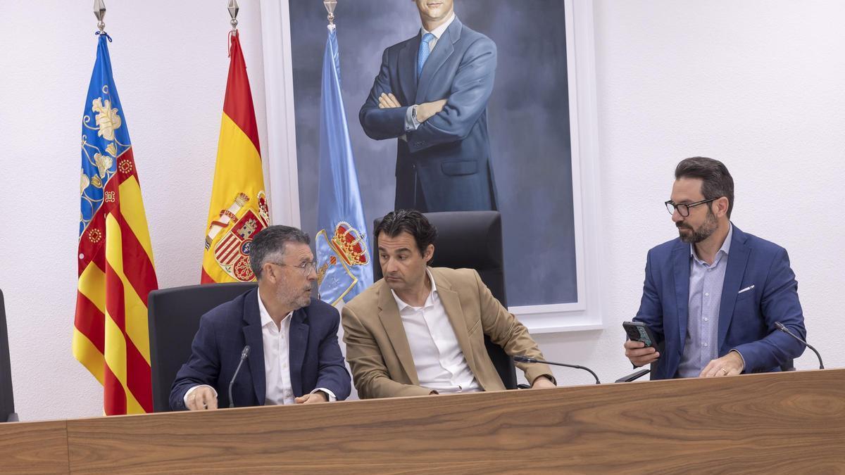 El subdelegado del Gobierno, Manuel Pineda, junto al alcalde de Torrevieja, Eduardo Dolón, asisten a la junta local de seguridad